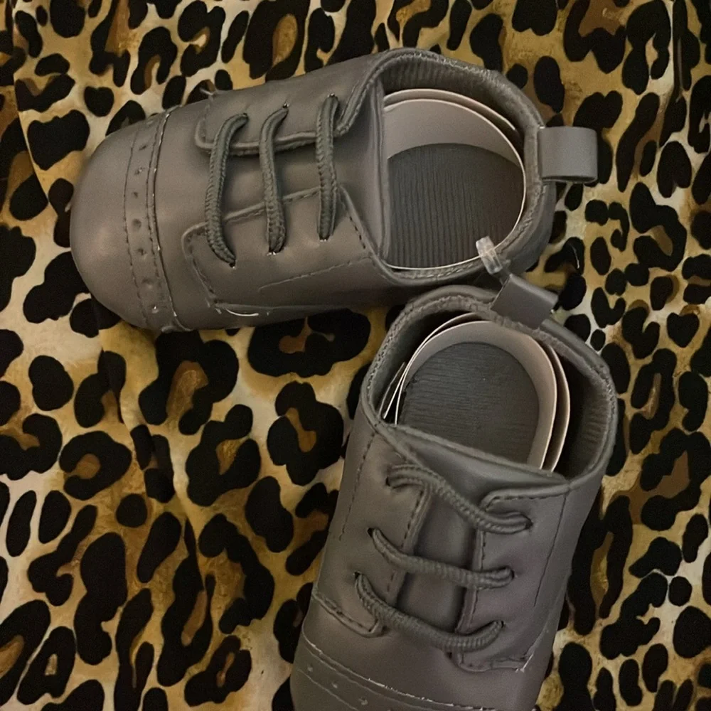 NWT- LITTLE TREASURES SOFT BOTTOM LACE UP SHOES FOR HIM. SIZE: 12-18 months.GRAY
